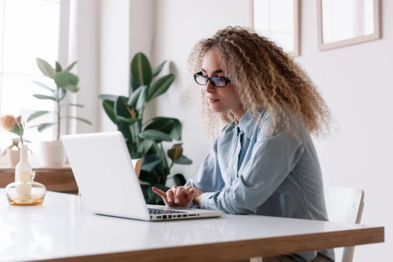 Struggle To Stay Focused On Friday Afternoon? You Wouldn’t Be Alone, Study Finds