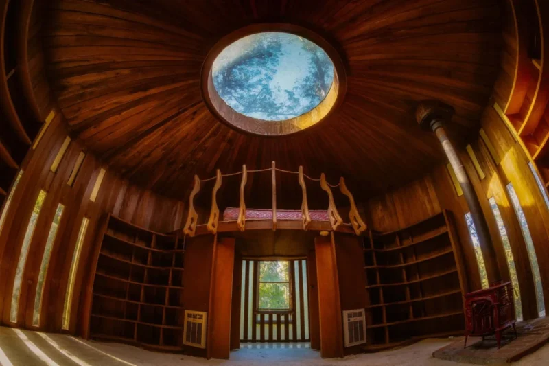 You Are the Universe in Motion: Alan Watts’ Profound Exploration of Nothingness and Existence