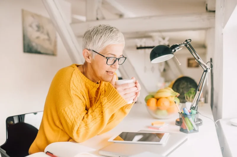 The Silent Stance: Prolonged Sitting Dulls Thigh Muscle Activity After 25 Minutes, New Study Reveals